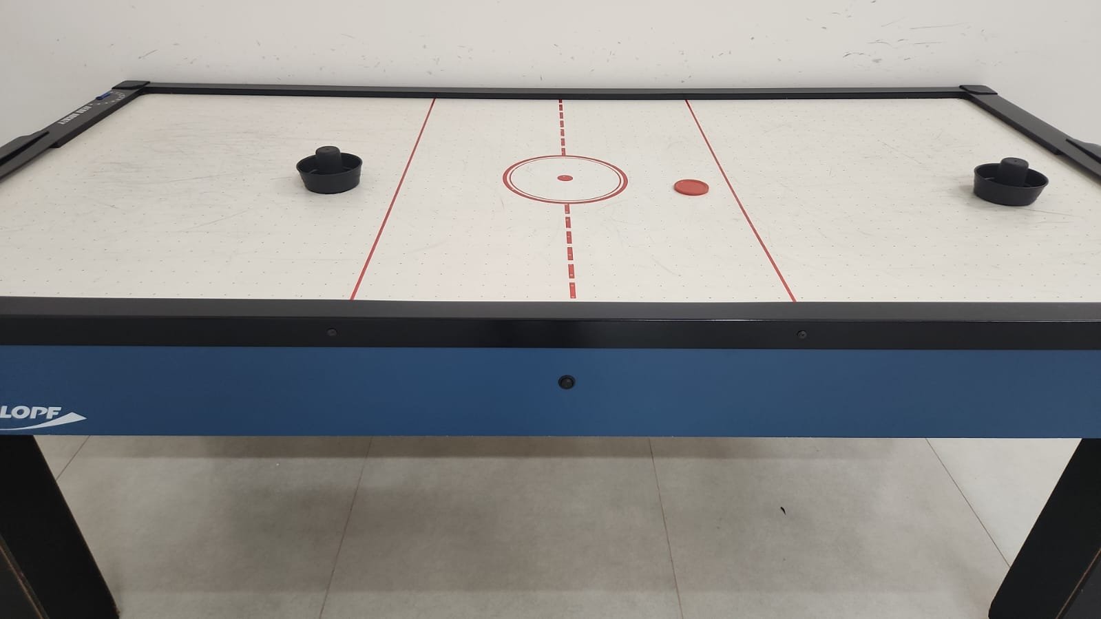 Air hockey no espaço de jogos