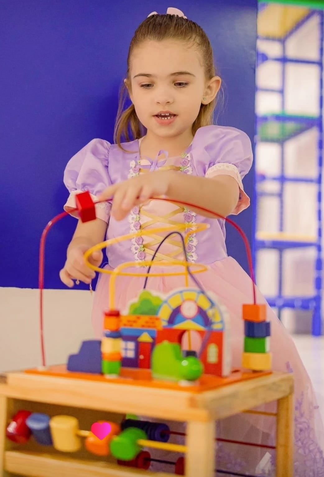 Criança brincando no espaço kids