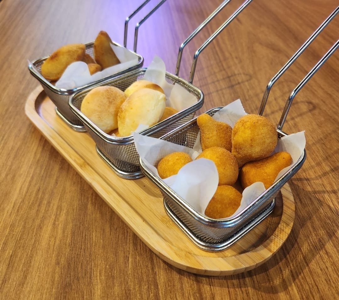 Porções: coxinhas, pão de queijo e batata